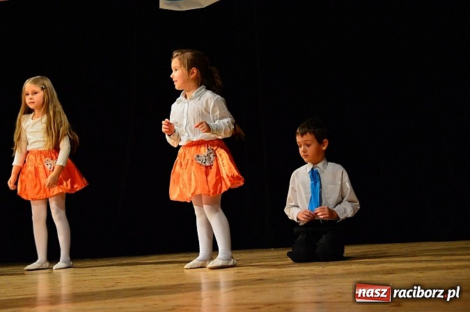 Zdjęcie w galerii na portalu naszraciborz.pl: Przedszkole nr 15 - Gala z okazji Dnia Babci i Dziadka na deskach RCK wiadomości z regionu