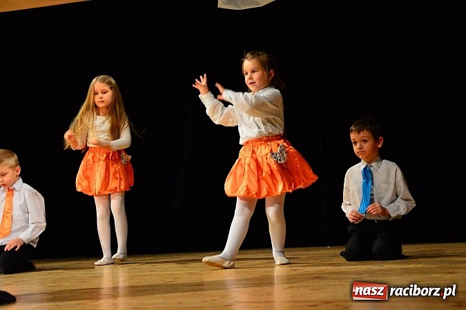 Zdjęcie w galerii na portalu naszraciborz.pl: Przedszkole nr 15 - Gala z okazji Dnia Babci i Dziadka na deskach RCK wiadomości z regionu