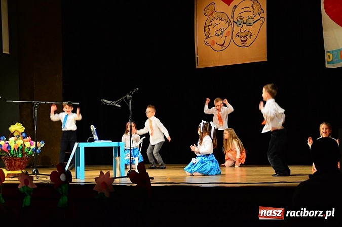 Zdjęcie w galerii na portalu naszraciborz.pl: Przedszkole nr 15 - Gala z okazji Dnia Babci i Dziadka na deskach RCK wiadomości z regionu