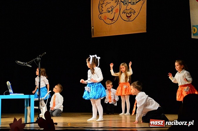 Zdjęcie w galerii na portalu naszraciborz.pl: Przedszkole nr 15 - Gala z okazji Dnia Babci i Dziadka na deskach RCK wiadomości z regionu
