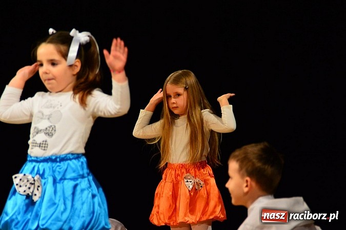 Zdjęcie w galerii na portalu naszraciborz.pl: Przedszkole nr 15 - Gala z okazji Dnia Babci i Dziadka na deskach RCK wiadomości z regionu