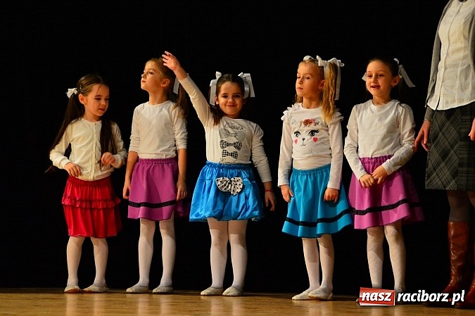 Zdjęcie w galerii na portalu naszraciborz.pl: Przedszkole nr 15 - Gala z okazji Dnia Babci i Dziadka na deskach RCK wiadomości z regionu