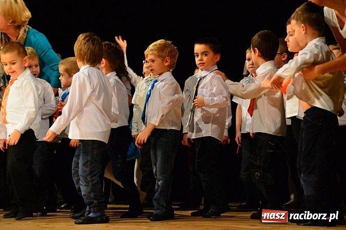 Zdjęcie w galerii na portalu naszraciborz.pl: Przedszkole nr 15 - Gala z okazji Dnia Babci i Dziadka na deskach RCK wiadomości z regionu