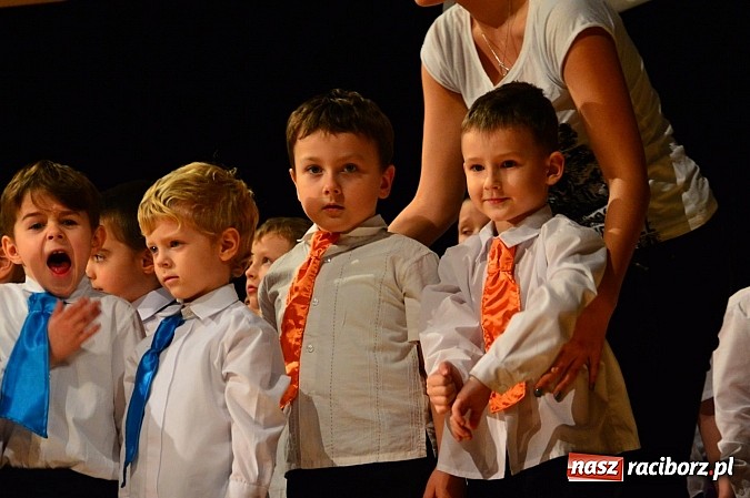 Zdjęcie w galerii na portalu naszraciborz.pl: Przedszkole nr 15 - Gala z okazji Dnia Babci i Dziadka na deskach RCK wiadomości z regionu