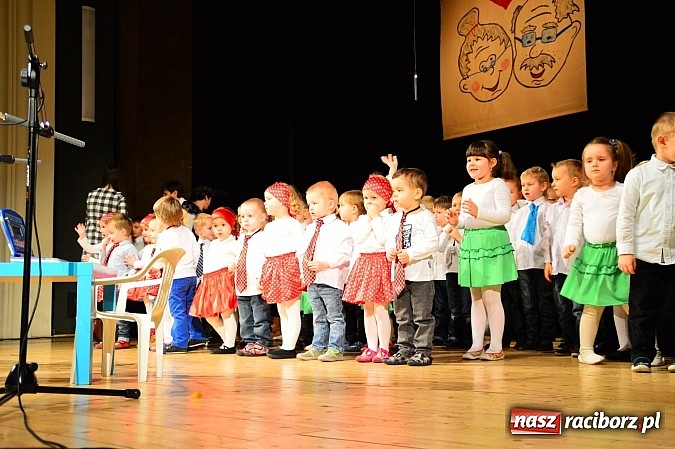Zdjęcie w galerii na portalu naszraciborz.pl: Przedszkole nr 15 - Gala z okazji Dnia Babci i Dziadka na deskach RCK wiadomości z regionu