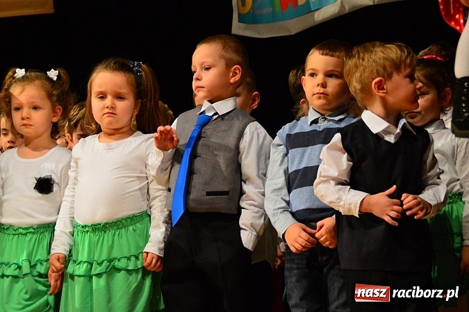 Zdjęcie w galerii na portalu naszraciborz.pl: Przedszkole nr 15 - Gala z okazji Dnia Babci i Dziadka na deskach RCK wiadomości z regionu