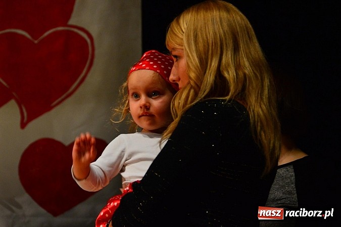 Zdjęcie w galerii na portalu naszraciborz.pl: Przedszkole nr 15 - Gala z okazji Dnia Babci i Dziadka na deskach RCK wiadomości z regionu