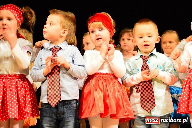 Zdjęcie w galerii na portalu naszraciborz.pl: Przedszkole nr 15 - Gala z okazji Dnia Babci i Dziadka na deskach RCK wiadomości z regionu