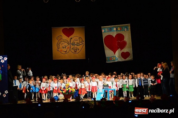 Zdjęcie w galerii na portalu naszraciborz.pl: Przedszkole nr 15 - Gala z okazji Dnia Babci i Dziadka na deskach RCK wiadomości z regionu