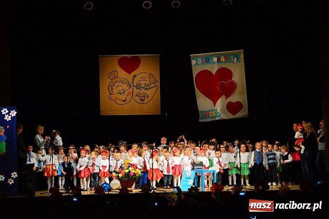 Zdjęcie w galerii na portalu naszraciborz.pl: Przedszkole nr 15 - Gala z okazji Dnia Babci i Dziadka na deskach RCK wiadomości z regionu