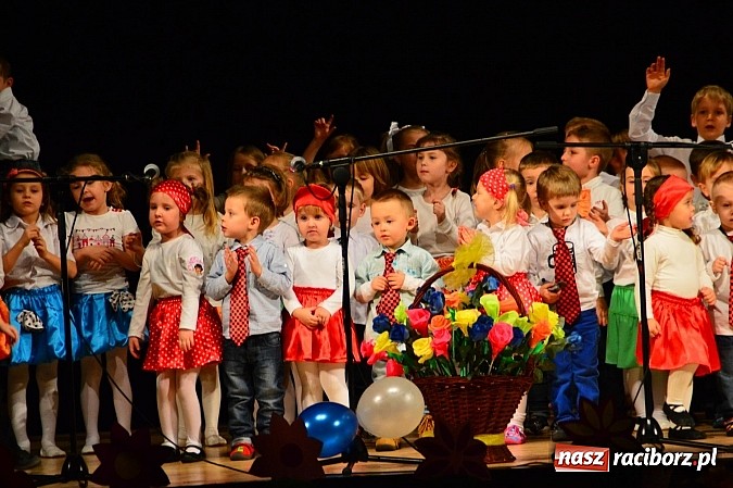 Zdjęcie w galerii na portalu naszraciborz.pl: Przedszkole nr 15 - Gala z okazji Dnia Babci i Dziadka na deskach RCK wiadomości z regionu