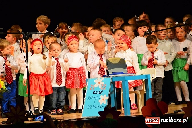 Zdjęcie w galerii na portalu naszraciborz.pl: Przedszkole nr 15 - Gala z okazji Dnia Babci i Dziadka na deskach RCK wiadomości z regionu