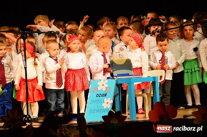 Zdjęcie w galerii na portalu naszraciborz.pl: Przedszkole nr 15 - Gala z okazji Dnia Babci i Dziadka na deskach RCK wiadomości z regionu