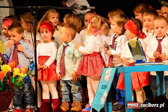 Zdjęcie w galerii na portalu naszraciborz.pl: Przedszkole nr 15 - Gala z okazji Dnia Babci i Dziadka na deskach RCK wiadomości z regionu