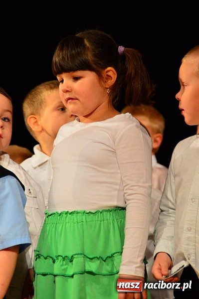 Zdjęcie w galerii na portalu naszraciborz.pl: Przedszkole nr 15 - Gala z okazji Dnia Babci i Dziadka na deskach RCK wiadomości z regionu