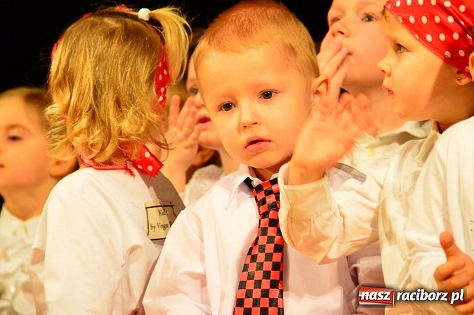 Zdjęcie w galerii na portalu naszraciborz.pl: Przedszkole nr 15 - Gala z okazji Dnia Babci i Dziadka na deskach RCK wiadomości z regionu