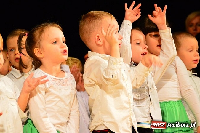 Zdjęcie w galerii na portalu naszraciborz.pl: Przedszkole nr 15 - Gala z okazji Dnia Babci i Dziadka na deskach RCK wiadomości z regionu