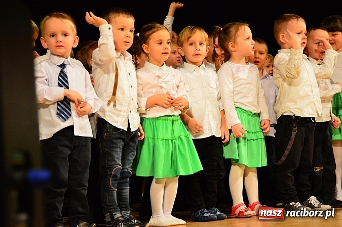 Zdjęcie w galerii na portalu naszraciborz.pl: Przedszkole nr 15 - Gala z okazji Dnia Babci i Dziadka na deskach RCK wiadomości z regionu