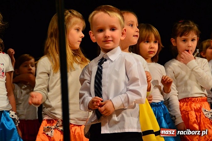 Zdjęcie w galerii na portalu naszraciborz.pl: Przedszkole nr 15 - Gala z okazji Dnia Babci i Dziadka na deskach RCK wiadomości z regionu