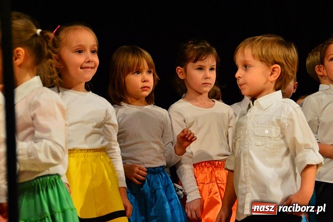 Zdjęcie w galerii na portalu naszraciborz.pl: Przedszkole nr 15 - Gala z okazji Dnia Babci i Dziadka na deskach RCK wiadomości z regionu