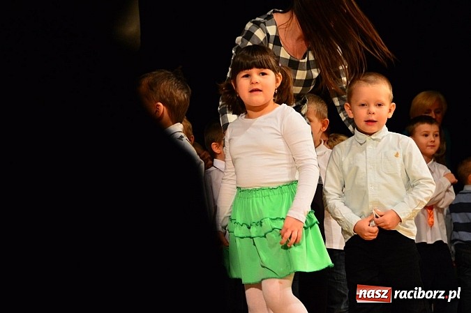 Zdjęcie w galerii na portalu naszraciborz.pl: Przedszkole nr 15 - Gala z okazji Dnia Babci i Dziadka na deskach RCK wiadomości z regionu