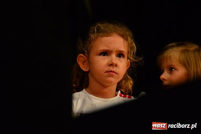 Zdjęcie w galerii na portalu naszraciborz.pl: Przedszkole nr 15 - Gala z okazji Dnia Babci i Dziadka na deskach RCK wiadomości z regionu