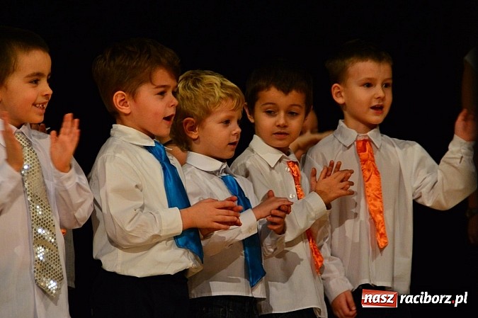 Zdjęcie w galerii na portalu naszraciborz.pl: Przedszkole nr 15 - Gala z okazji Dnia Babci i Dziadka na deskach RCK wiadomości z regionu