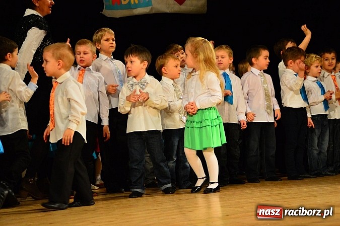Zdjęcie w galerii na portalu naszraciborz.pl: Przedszkole nr 15 - Gala z okazji Dnia Babci i Dziadka na deskach RCK wiadomości z regionu