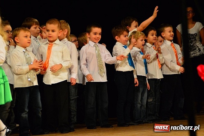 Zdjęcie w galerii na portalu naszraciborz.pl: Przedszkole nr 15 - Gala z okazji Dnia Babci i Dziadka na deskach RCK wiadomości z regionu