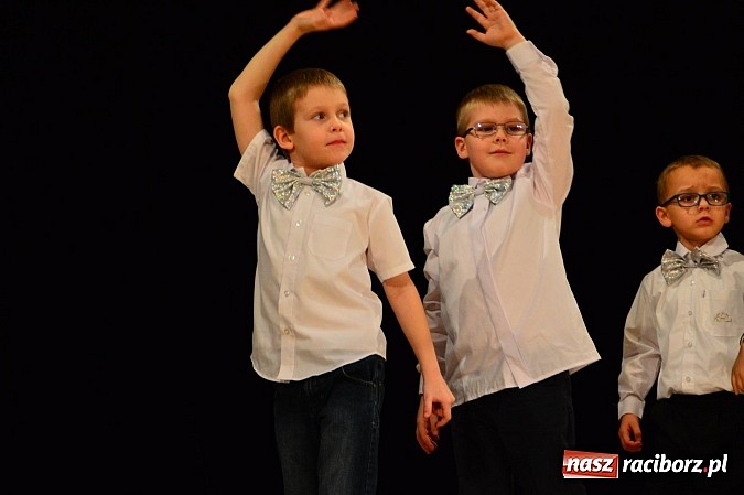 Zdjęcie w galerii na portalu naszraciborz.pl: Przedszkole nr 15 - Gala z okazji Dnia Babci i Dziadka na deskach RCK wiadomości z regionu