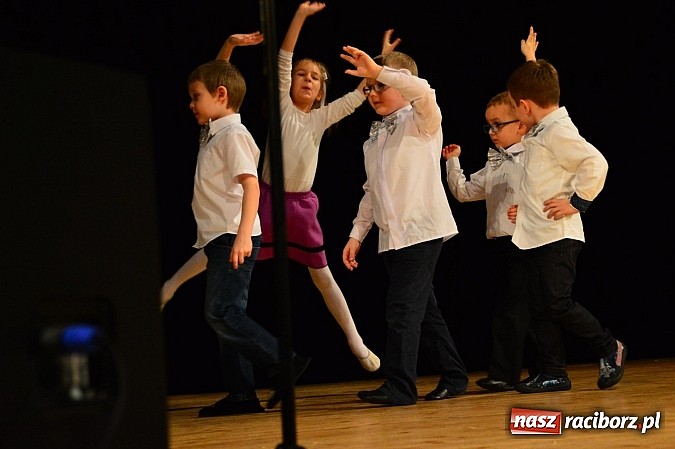 Zdjęcie w galerii na portalu naszraciborz.pl: Przedszkole nr 15 - Gala z okazji Dnia Babci i Dziadka na deskach RCK wiadomości z regionu