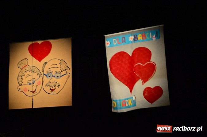 Zdjęcie w galerii na portalu naszraciborz.pl: Przedszkole nr 15 - Gala z okazji Dnia Babci i Dziadka na deskach RCK wiadomości z regionu