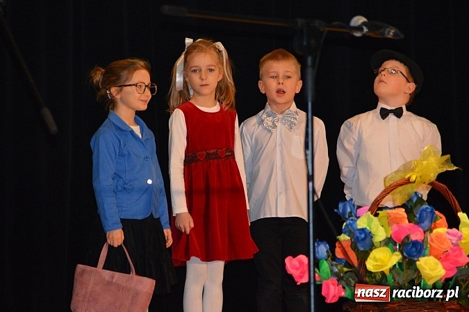Zdjęcie w galerii na portalu naszraciborz.pl: Przedszkole nr 15 - Gala z okazji Dnia Babci i Dziadka na deskach RCK wiadomości z regionu