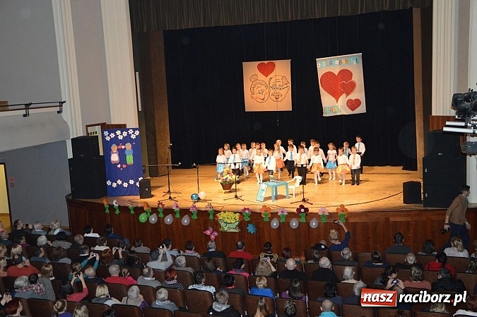Zdjęcie w galerii na portalu naszraciborz.pl: Przedszkole nr 15 - Gala z okazji Dnia Babci i Dziadka na deskach RCK wiadomości z regionu