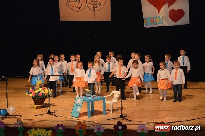 Zdjęcie w galerii na portalu naszraciborz.pl: Przedszkole nr 15 - Gala z okazji Dnia Babci i Dziadka na deskach RCK wiadomości z regionu