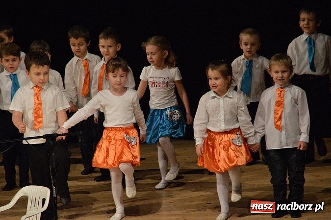 Zdjęcie w galerii na portalu naszraciborz.pl: Przedszkole nr 15 - Gala z okazji Dnia Babci i Dziadka na deskach RCK wiadomości z regionu