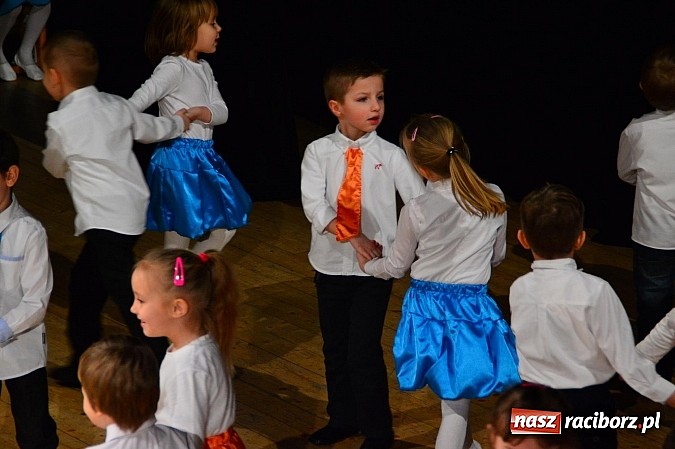 Zdjęcie w galerii na portalu naszraciborz.pl: Przedszkole nr 15 - Gala z okazji Dnia Babci i Dziadka na deskach RCK wiadomości z regionu