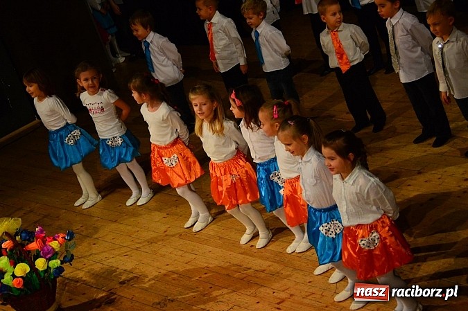 Zdjęcie w galerii na portalu naszraciborz.pl: Przedszkole nr 15 - Gala z okazji Dnia Babci i Dziadka na deskach RCK wiadomości z regionu