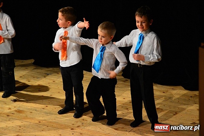 Zdjęcie w galerii na portalu naszraciborz.pl: Przedszkole nr 15 - Gala z okazji Dnia Babci i Dziadka na deskach RCK wiadomości z regionu