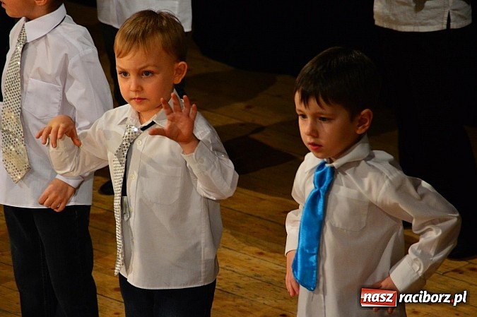 Zdjęcie w galerii na portalu naszraciborz.pl: Przedszkole nr 15 - Gala z okazji Dnia Babci i Dziadka na deskach RCK wiadomości z regionu