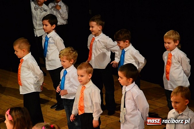 Zdjęcie w galerii na portalu naszraciborz.pl: Przedszkole nr 15 - Gala z okazji Dnia Babci i Dziadka na deskach RCK wiadomości z regionu