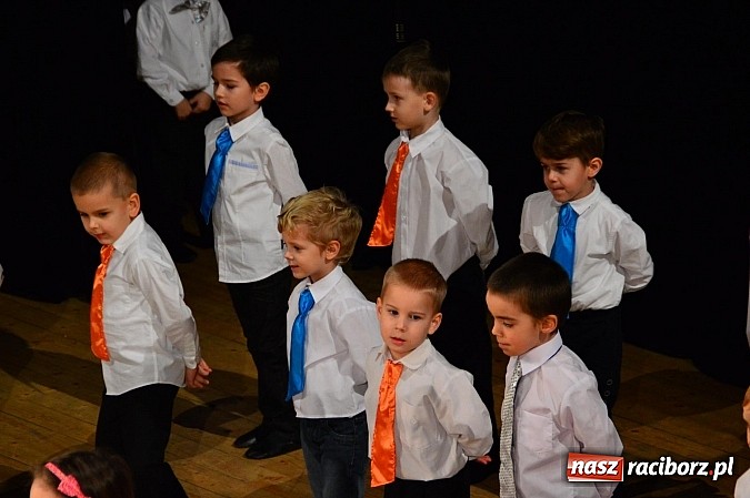 Zdjęcie w galerii na portalu naszraciborz.pl: Przedszkole nr 15 - Gala z okazji Dnia Babci i Dziadka na deskach RCK wiadomości z regionu