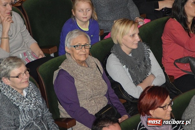 Zdjęcie w galerii na portalu naszraciborz.pl: Przedszkole nr 15 - Gala z okazji Dnia Babci i Dziadka na deskach RCK wiadomości z regionu