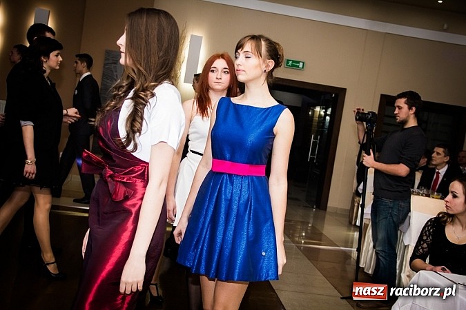 Zdjęcie w galerii na portalu naszraciborz.pl: Trzy klasy Mechanika bawią się w Bravo wiadomości z regionu