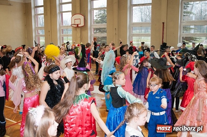 Zdjęcie w galerii na portalu naszraciborz.pl: SP 18 - Autostrada do gwiazd, czyli karnawałowy bal w konwencji castingu  wiadomości z regionu