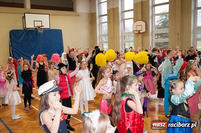 Zdjęcie w galerii na portalu naszraciborz.pl: SP 18 - Autostrada do gwiazd, czyli karnawałowy bal w konwencji castingu  wiadomości z regionu