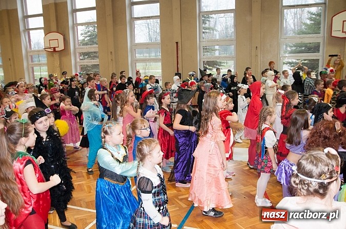 Zdjęcie w galerii na portalu naszraciborz.pl: SP 18 - Autostrada do gwiazd, czyli karnawałowy bal w konwencji castingu  wiadomości z regionu