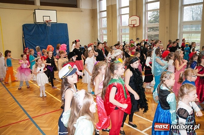 Zdjęcie w galerii na portalu naszraciborz.pl: SP 18 - Autostrada do gwiazd, czyli karnawałowy bal w konwencji castingu  wiadomości z regionu