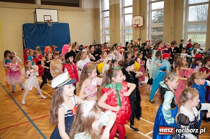Zdjęcie w galerii na portalu naszraciborz.pl: SP 18 - Autostrada do gwiazd, czyli karnawałowy bal w konwencji castingu  wiadomości z regionu