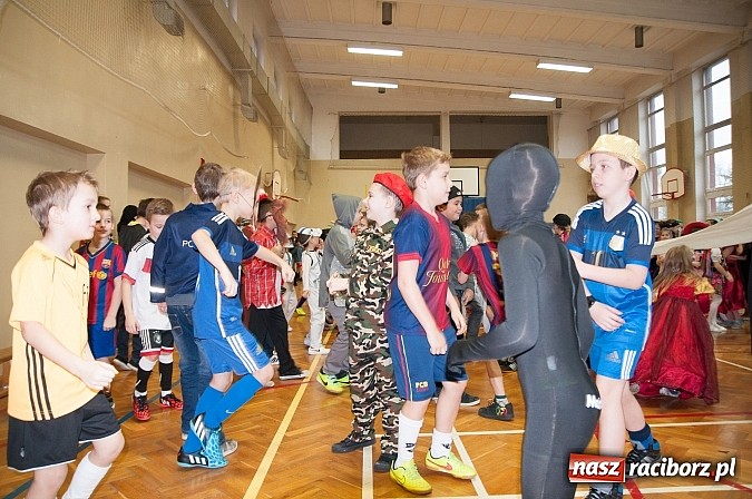 Zdjęcie w galerii na portalu naszraciborz.pl: SP 18 - Autostrada do gwiazd, czyli karnawałowy bal w konwencji castingu  wiadomości z regionu